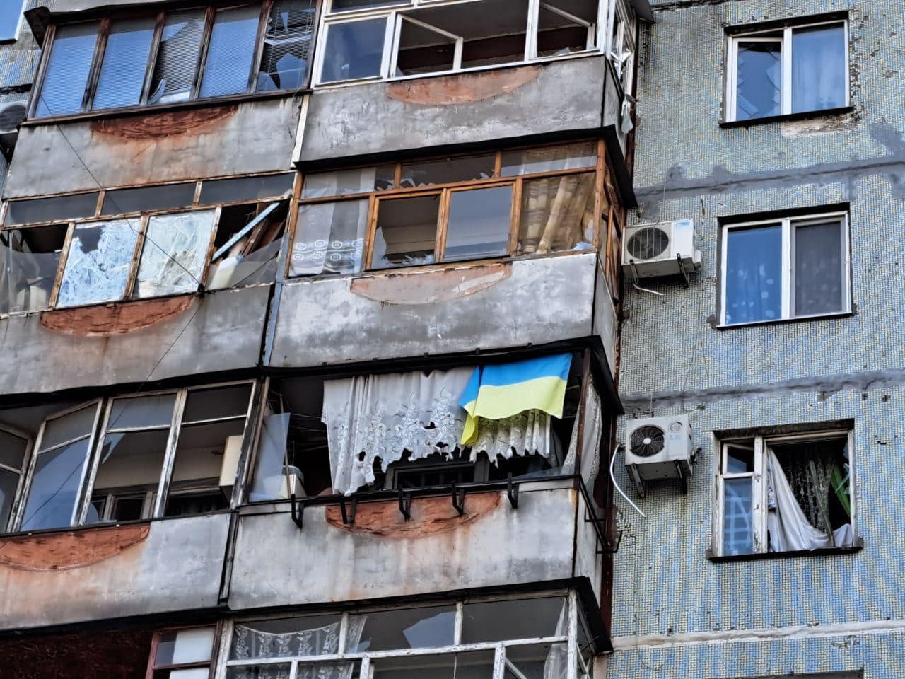 Le drapeau ukrainien a survécu sur un immeuble de grande hauteur endommagé à Zaporizhzhia, photo 1