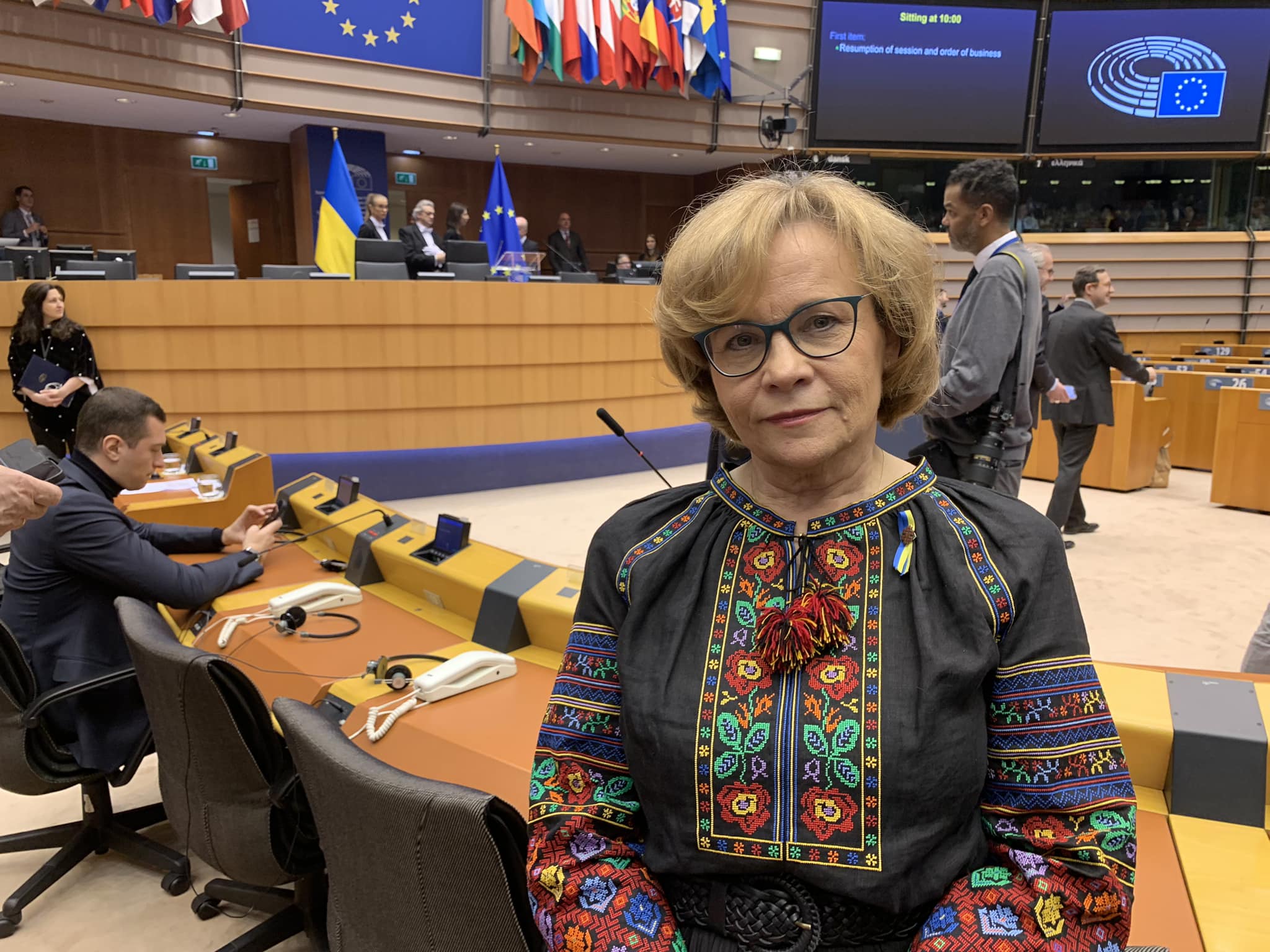 Une députée lituanienne est venue au Parlement européen en robe brodée (photo) photo 1