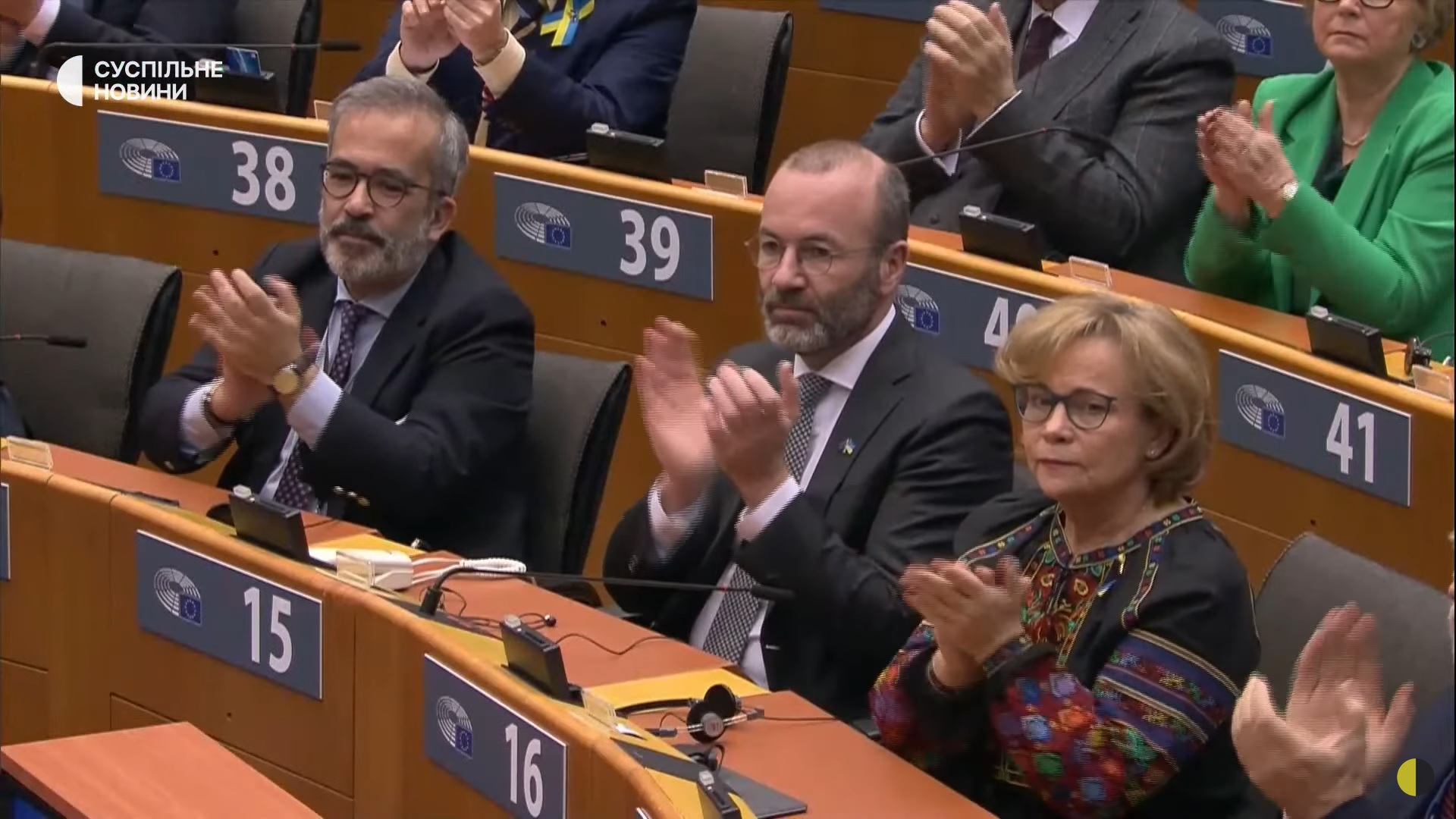 Les députés écoutent attentivement le discours de Zelensky au Parlement européen.  Parmi eux se trouve Rasa Yuknyavichene en ukrainien Vyshyvanka