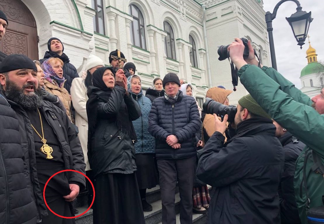 Фото московських батюшок у Лаврі шокувало мережі (фото) фото 1