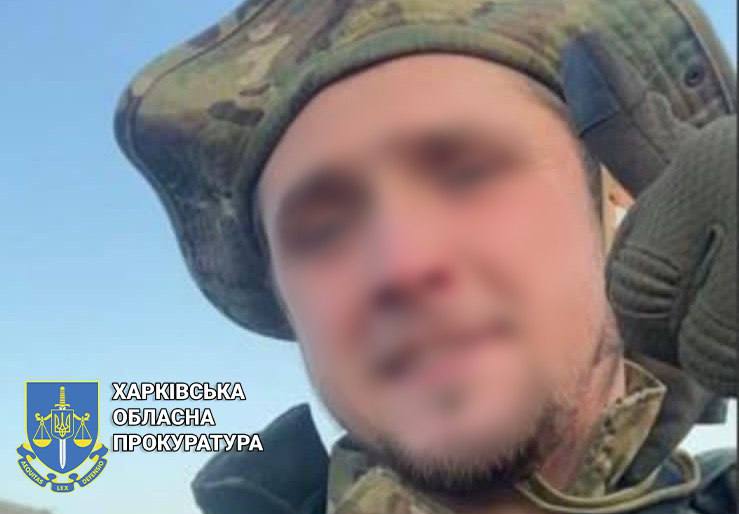 Un soldat russe qui a tiré sur une voiture avec des civils