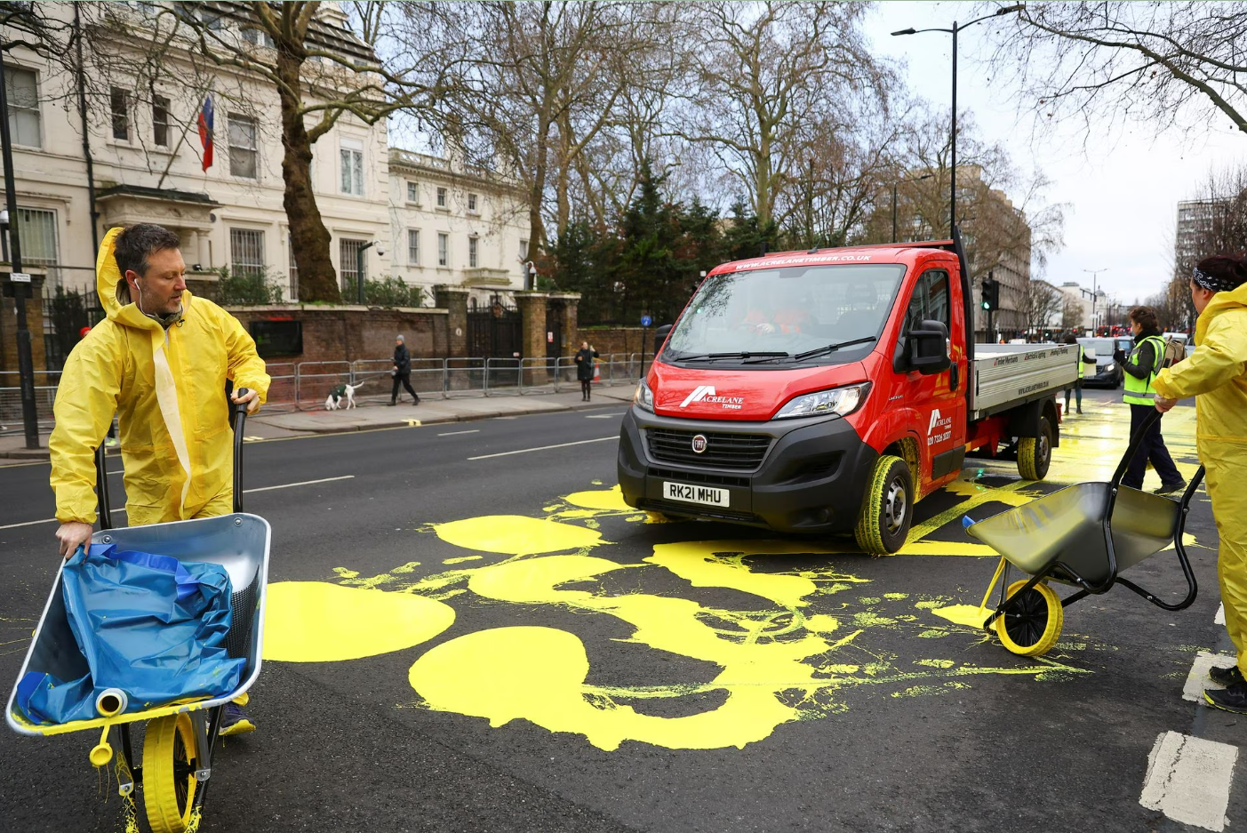 A Londres, des militants ont peint la route devant l'ambassade de Russie en bleu et jaune photo 1