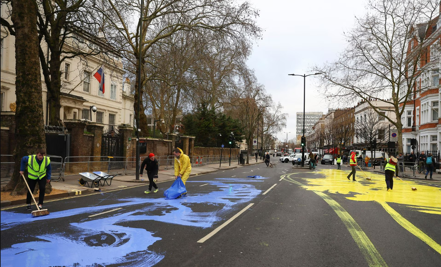 A Londres, des militants ont peint la route devant l'ambassade de Russie en bleu et jaune photo 2