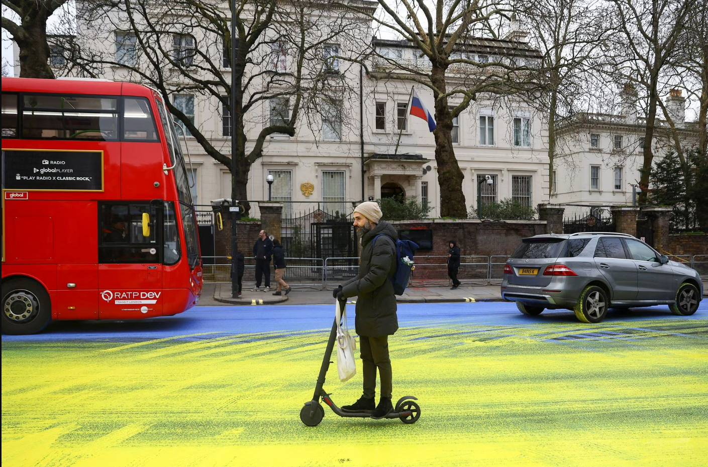 A Londres, des militants ont peint la route devant l'ambassade de Russie en bleu et jaune photo 3
