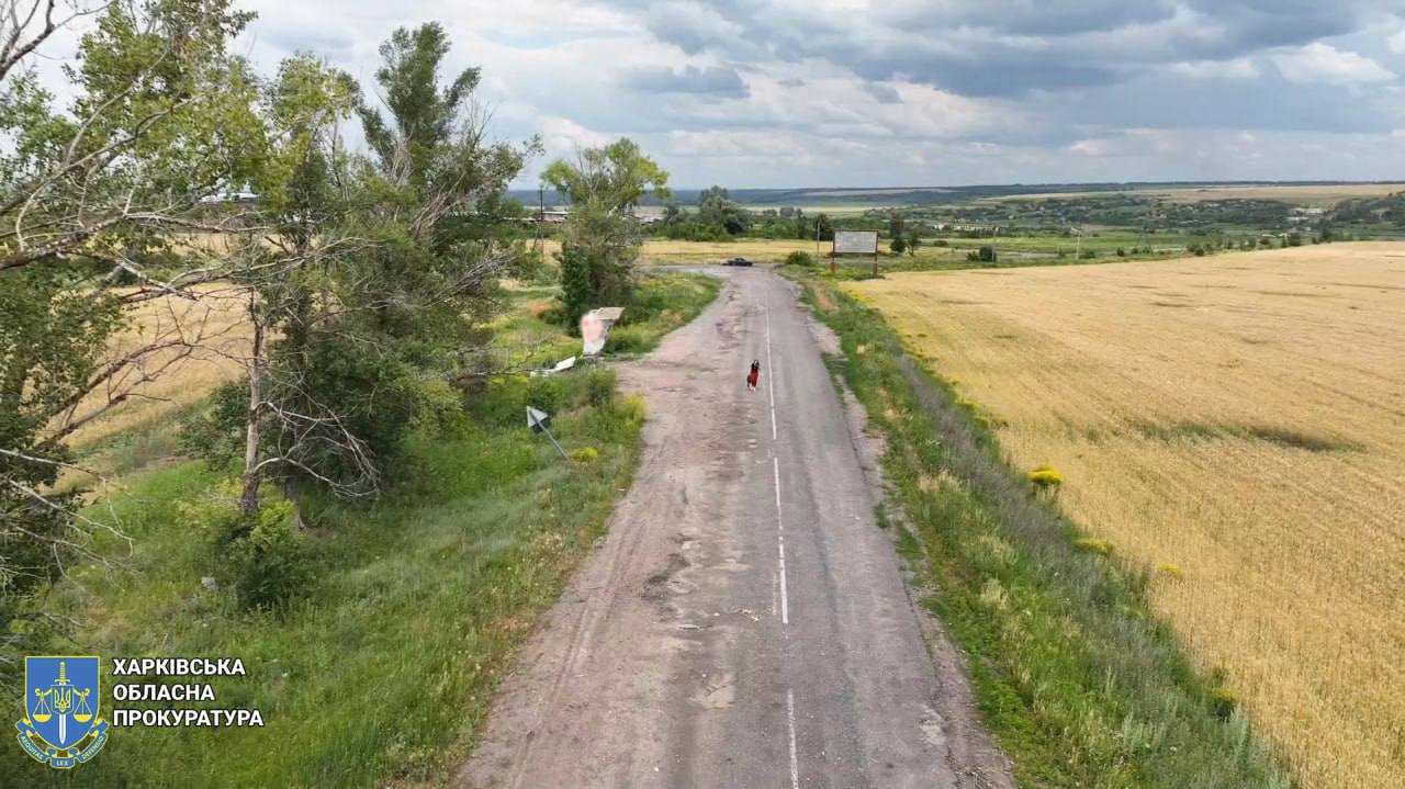 La route où l'armée russe a tiré sur une voiture
