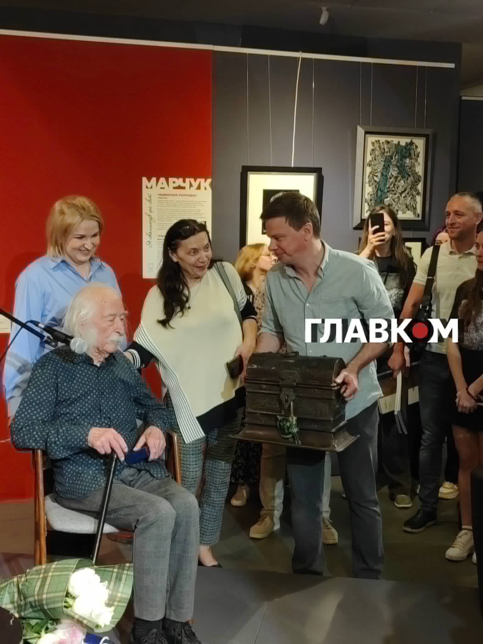 Дмитро Комаров подарував Івану Марчуку скриню з Непалу