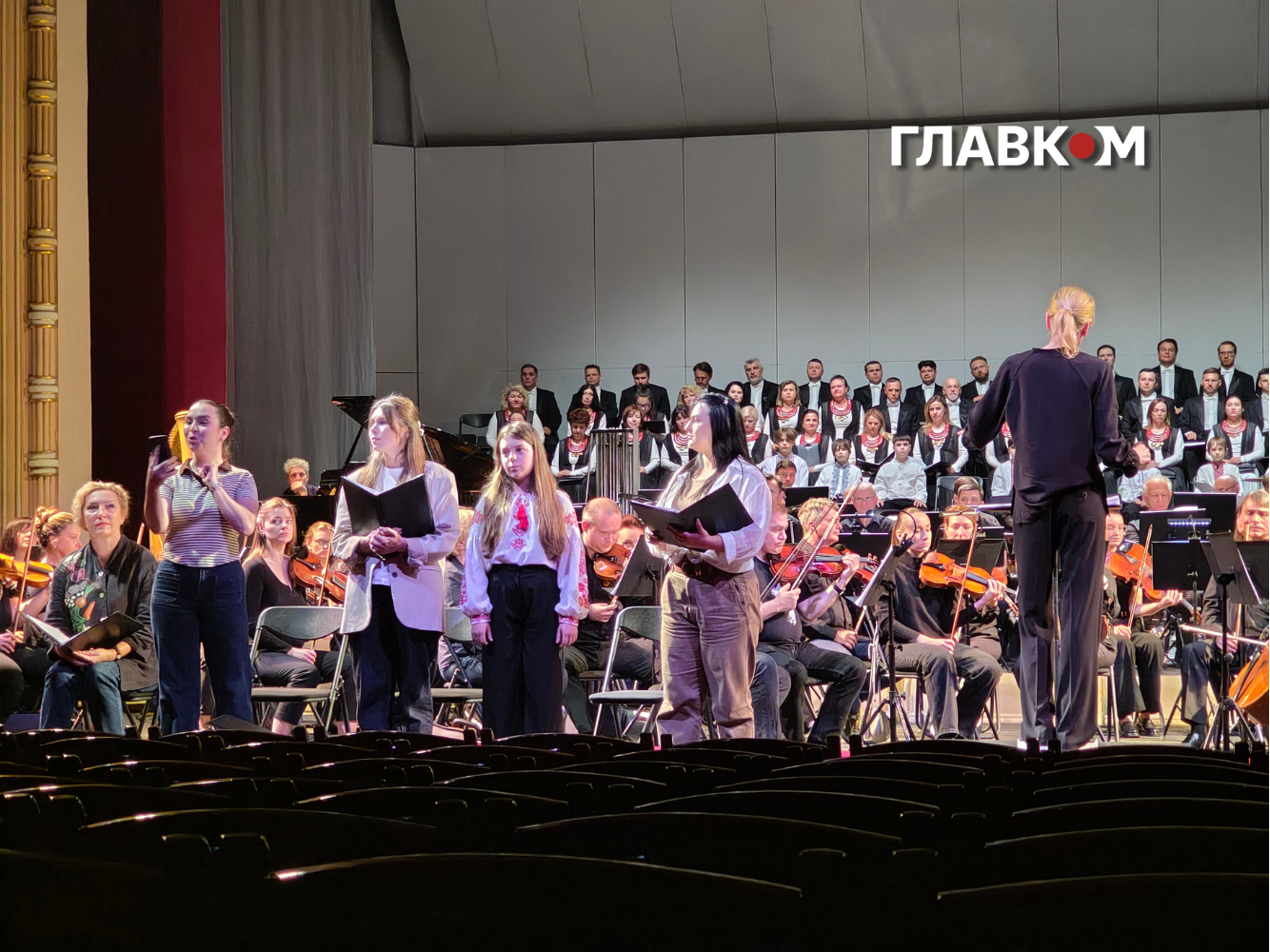 Опера «Матері Херсона» розповідає історію двох матерів та бабусі з Херсона, які вирушають у довгу подорож, щоб врятувати своїх дочок, яких окупанти утримують у Криму