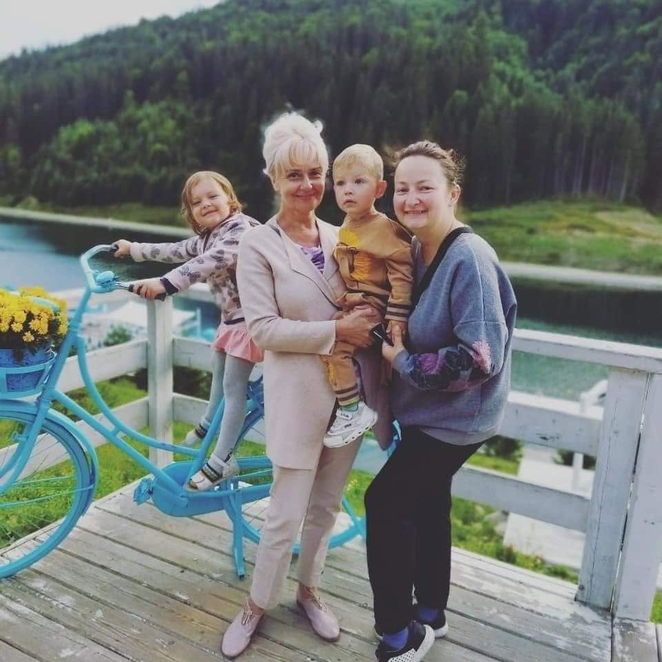 Ірина Фаріон з донькою та онуками