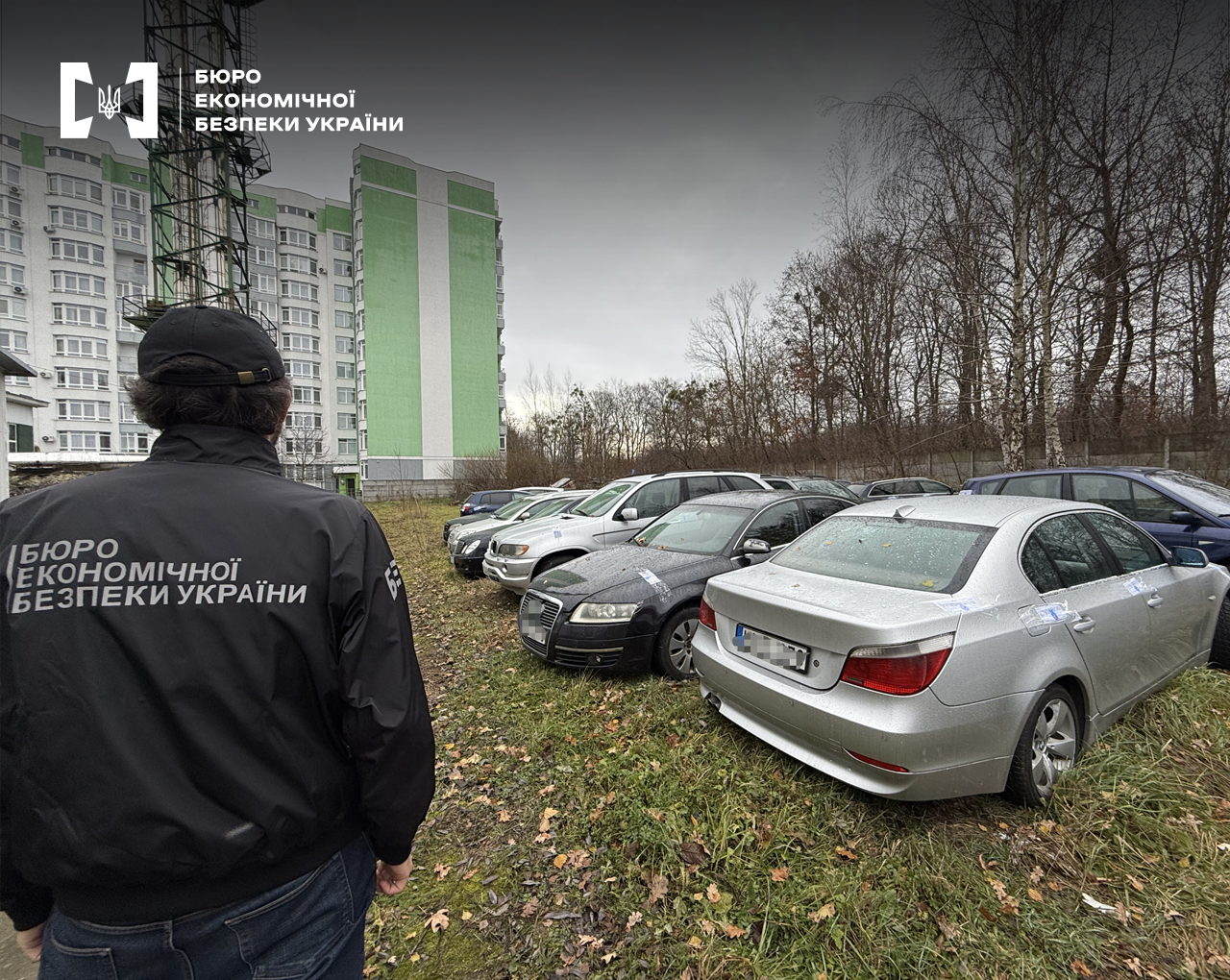 Детективи БЕБ провели низку обшуків за адресами проживання фігурантів та вилучили документи, 17 транспортних засобів і компʼютерну техніку