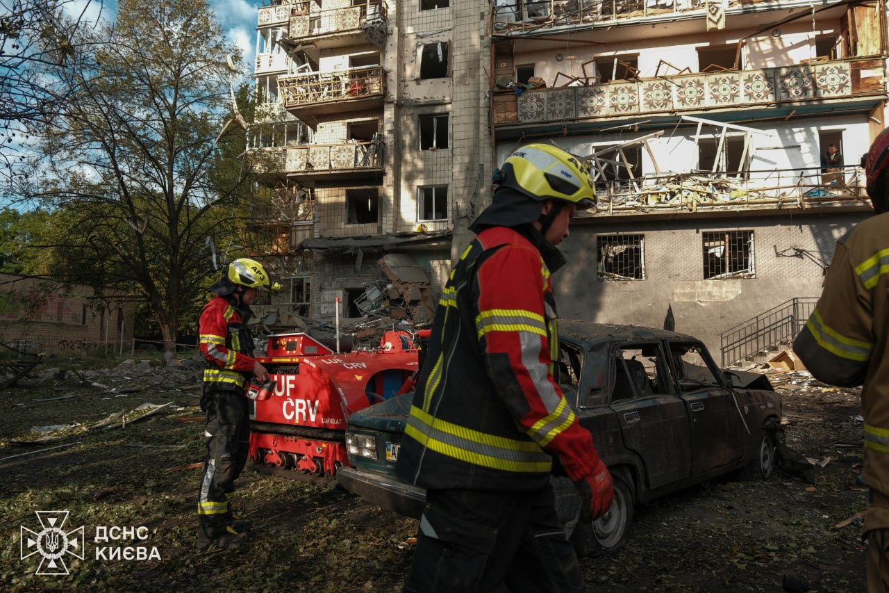 У Києві триває ліквідація наслідків ворожого удару