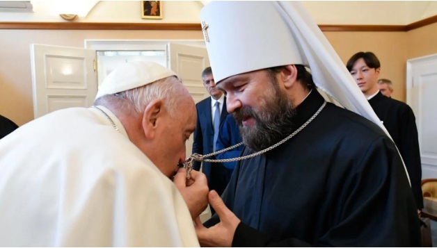 Папа Римський Франциск поцілував хрест митрополита Іларіона