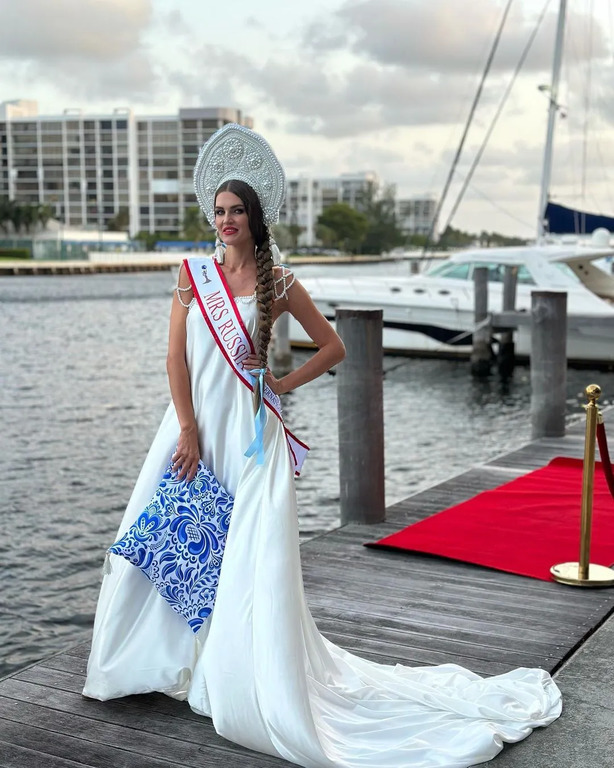 Трималася з росіянкою за руки. Українка, яка перемогла на «Місіс світу 2023» потрапила в скандал фото 2