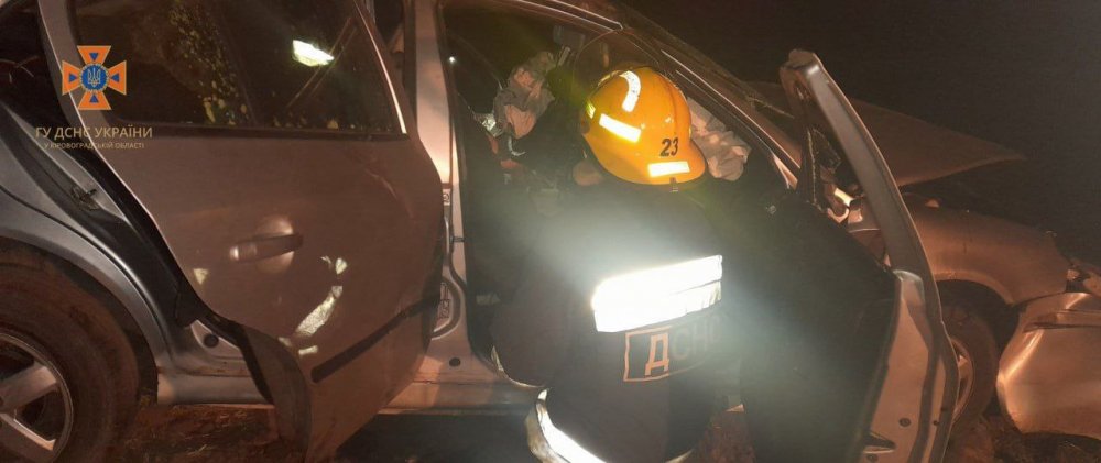 Рятувальники дістали тіло Миколи із понівеченого авто