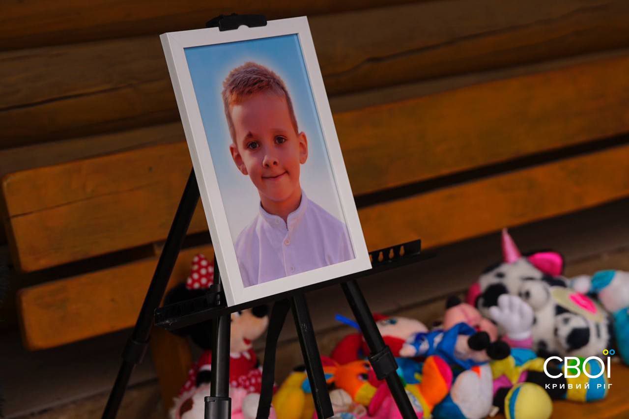 Кривий Ріг прощається з дітьми, яких вбила Росія: фоторепортаж фото 4