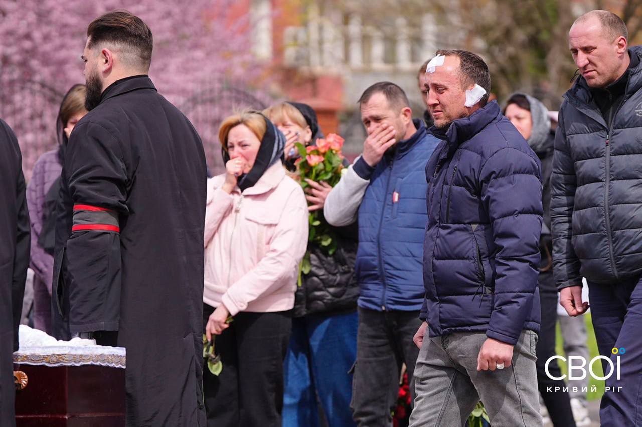 Кривий Ріг прощається з дітьми, яких вбила Росія: фоторепортаж фото 6