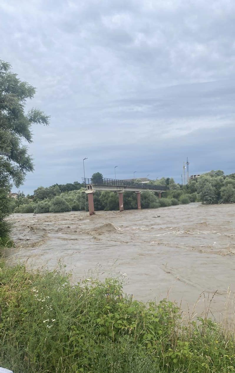 Через різке підняття рівня води обвалилася частина пішохідного мосту на Набережній