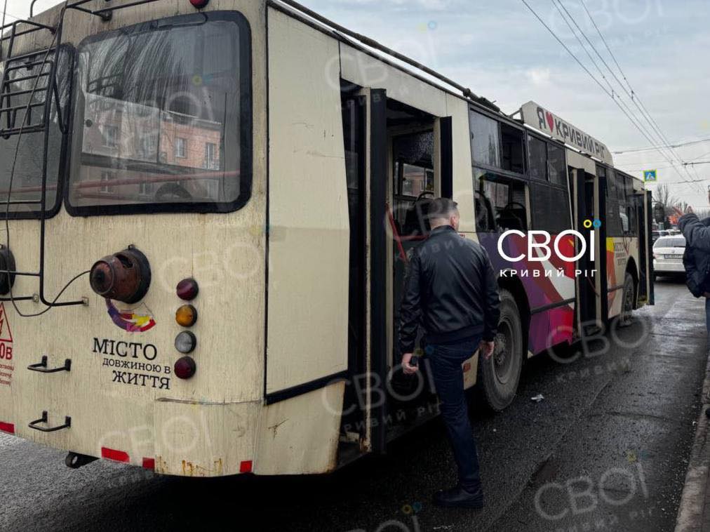 Пасажирку вбило уламками під час поїздки в тролейбусі