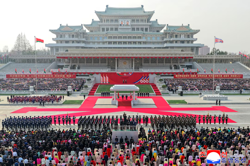 Пхеньян зустрів Лукашенка почесною вартою на білих конях та салютом з 21-ї гармати