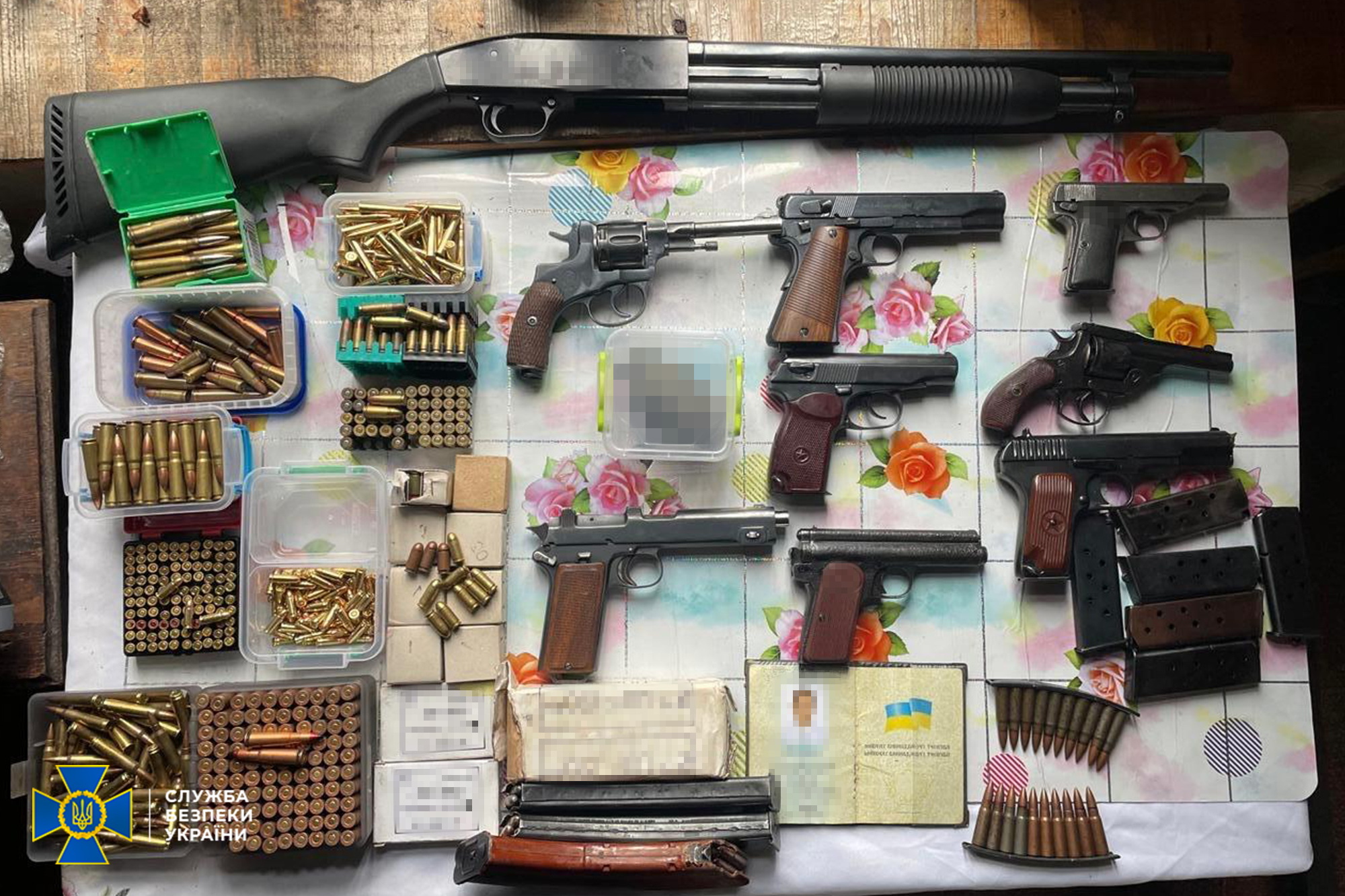 СБУ і поліція зірвали спробу продажу однієї з найбільших партій «трофейної» зброї фото 1