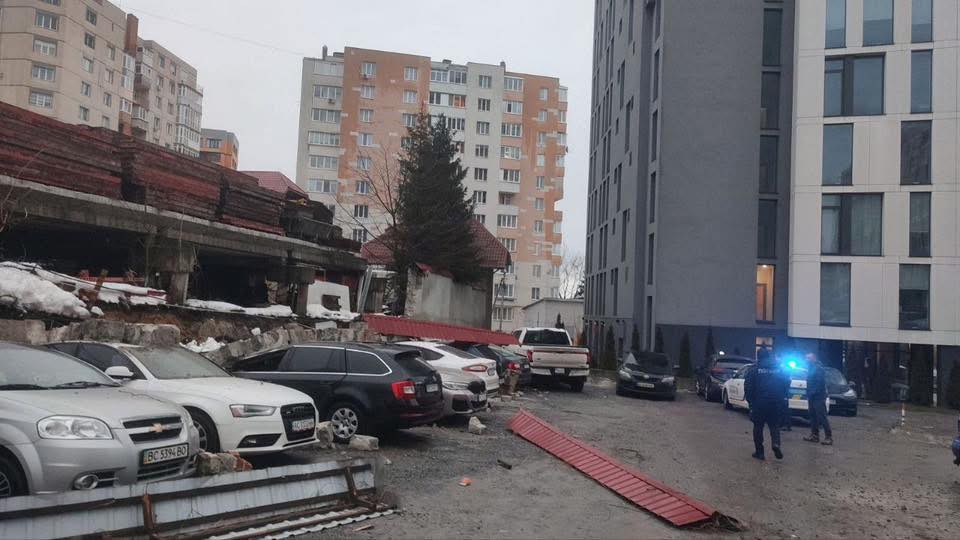 У Львові обвалилася стіна біля бізнес-центру: пошкоджено автомобілі фото 1