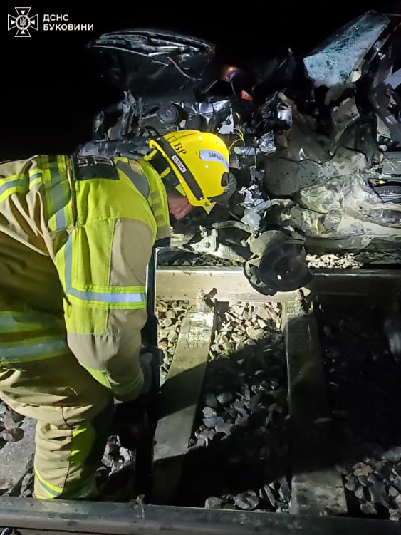 На Буковині тепловоз розчавив автомобіль: є загиблий фото 2