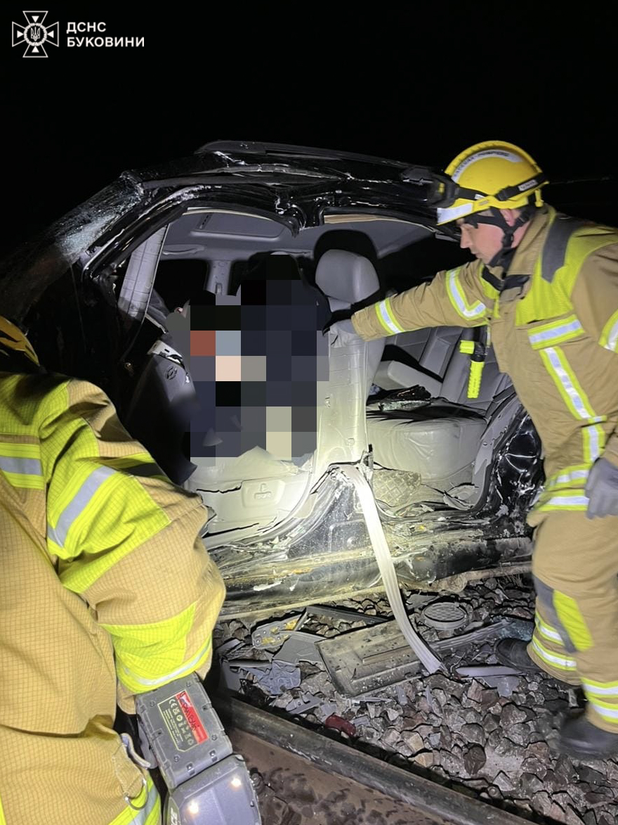 На Буковині тепловоз розчавив автомобіль: є загиблий фото 3