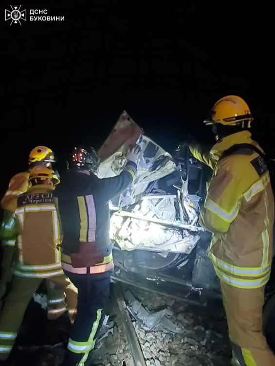 На Буковині тепловоз розчавив автомобіль: є загиблий фото 4