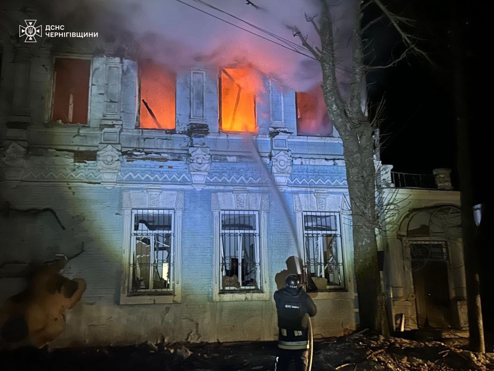 Рятувальники ліквідують наслідки атаки РФ