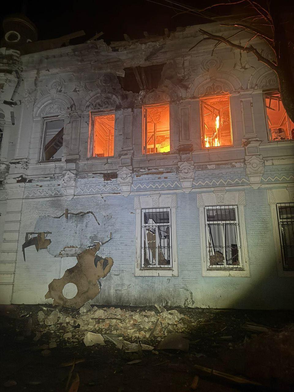 Росіяни обстріляли Чернігівщину: під удар потрапила бібліотека фото 1