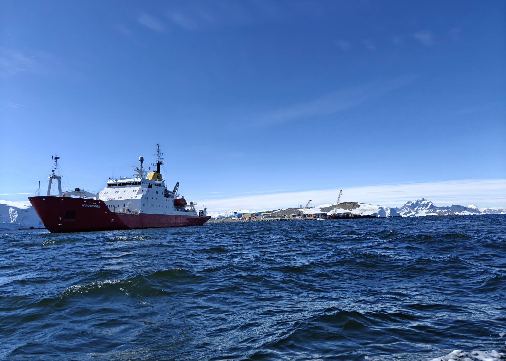 Нині триває п’ятий антарктичний сезон «Ноосфери», у якому відбувається співпраця з низкою країн