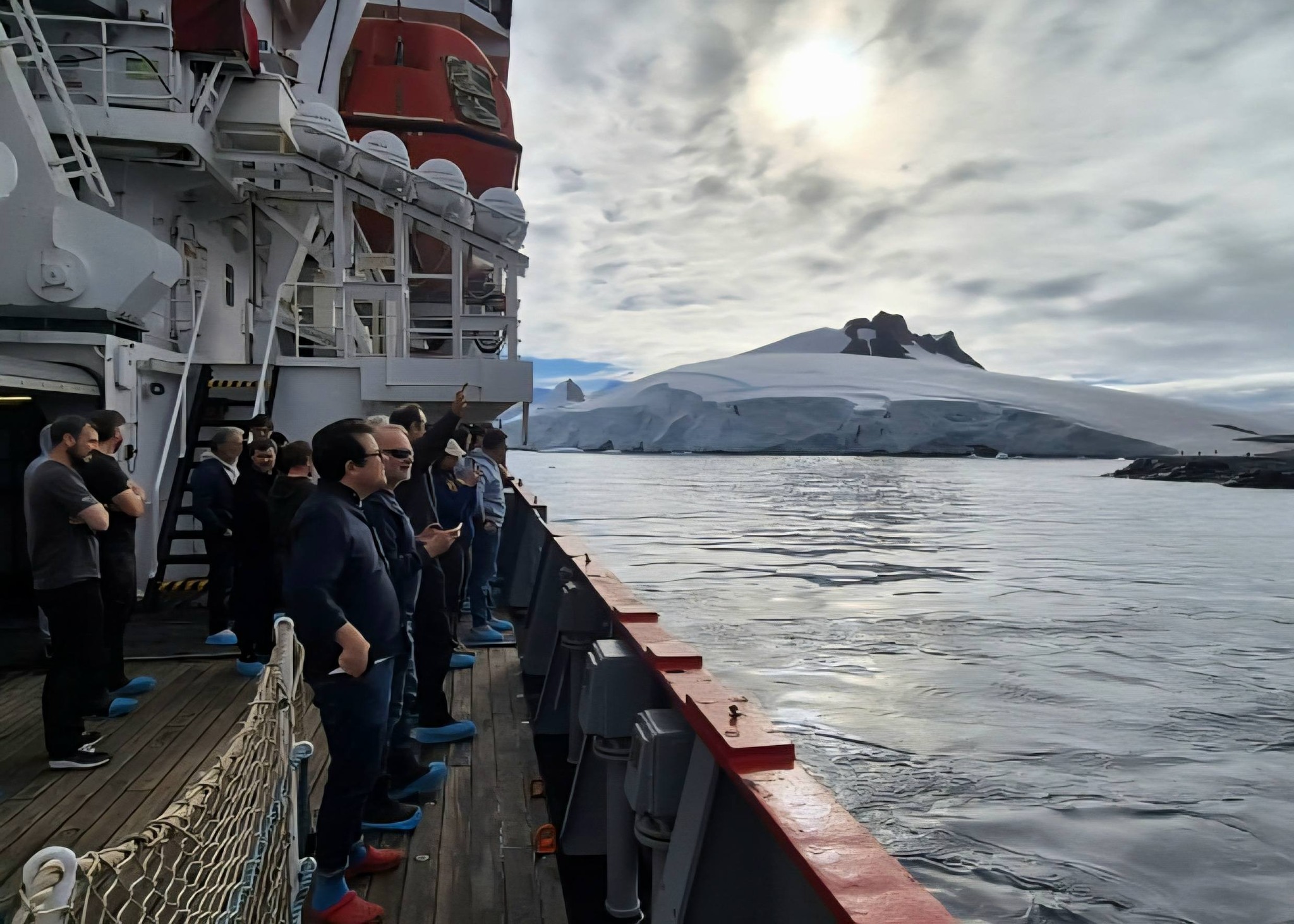 Українські та британські науковці провели нові спільні дослідження з борту «Ноосфери»