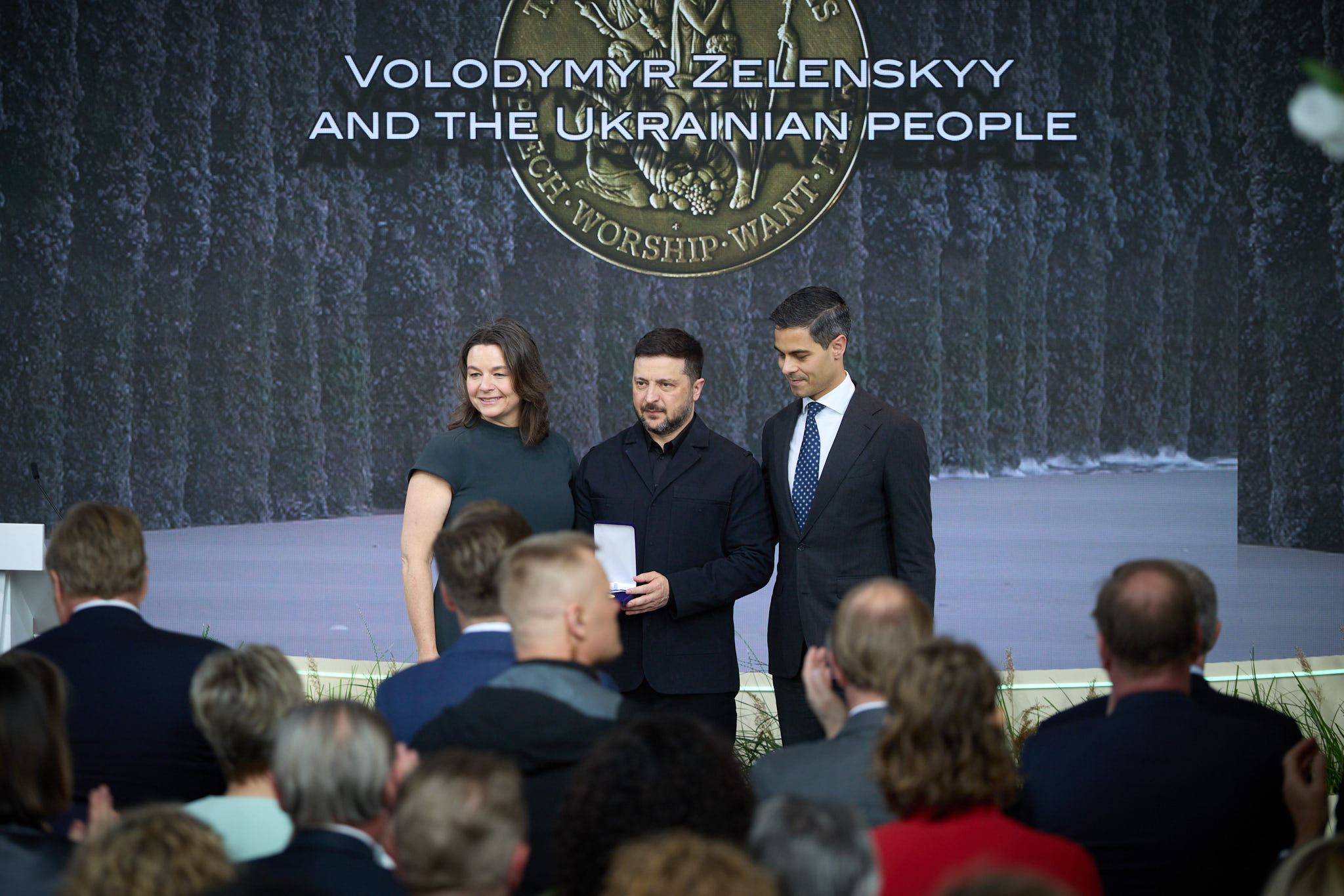 Нагороду вручили прем’єр-міністр Нідерландів Роб Єттен та Єлизавета Рузвельт у присутності короля Нідерландів Віллема-Александра та принцеси Беатрікс