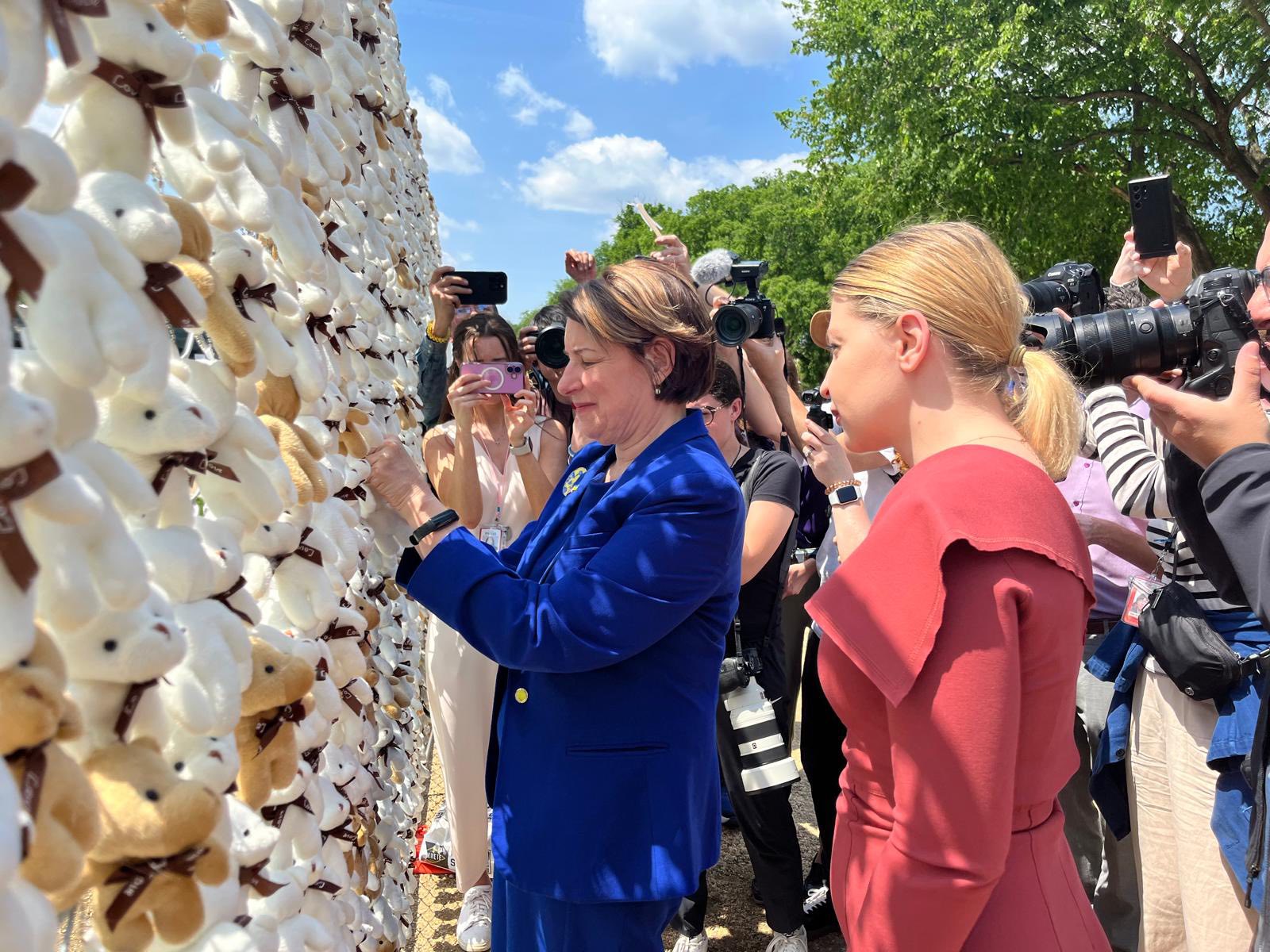 У центрі Вашингтона зʼявилося 20 тис. ведмедиків на згадку про викрадених українських дітей (фото) фото 2