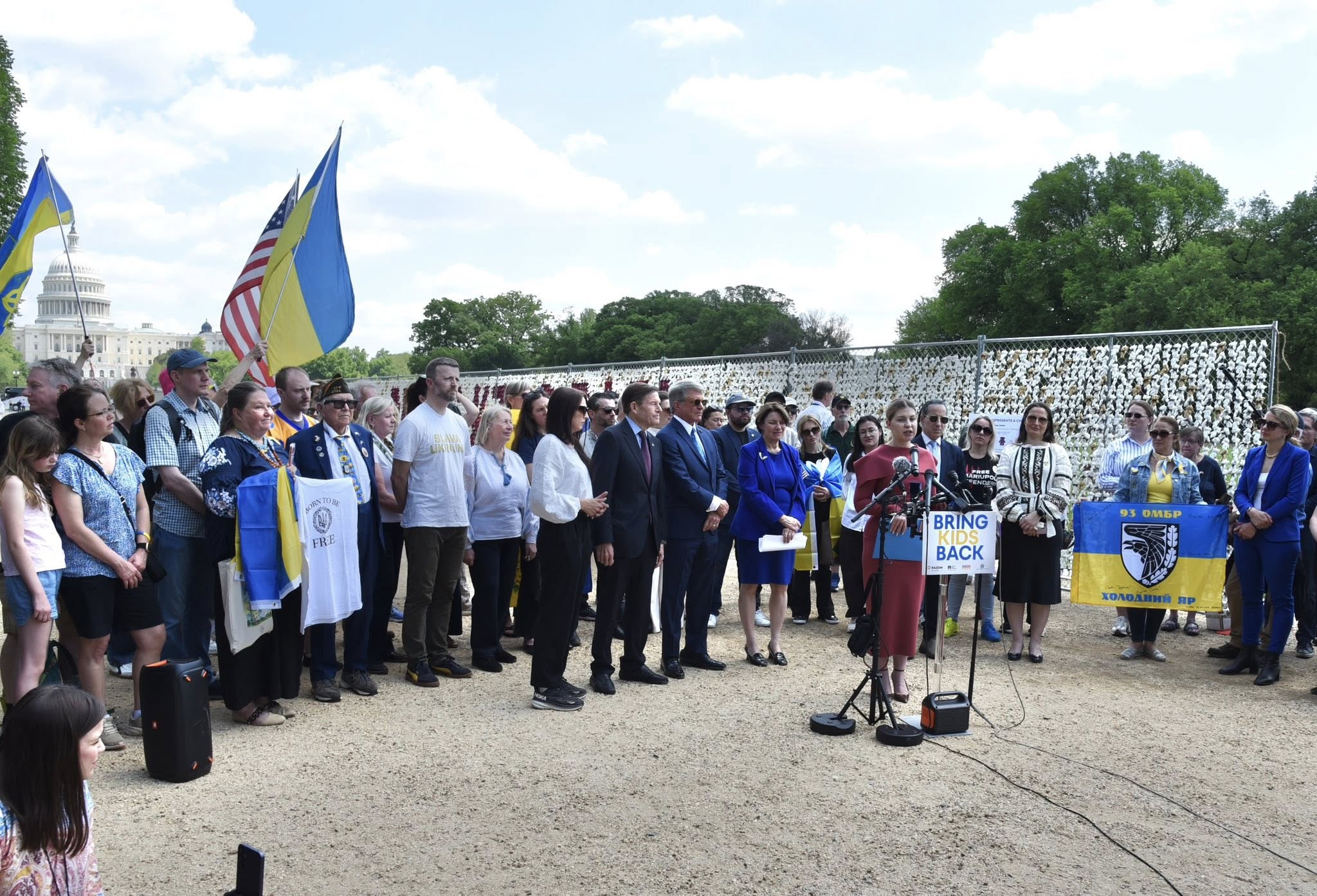 У центрі Вашингтона зʼявилося 20 тис. ведмедиків на згадку про викрадених українських дітей (фото) фото 1