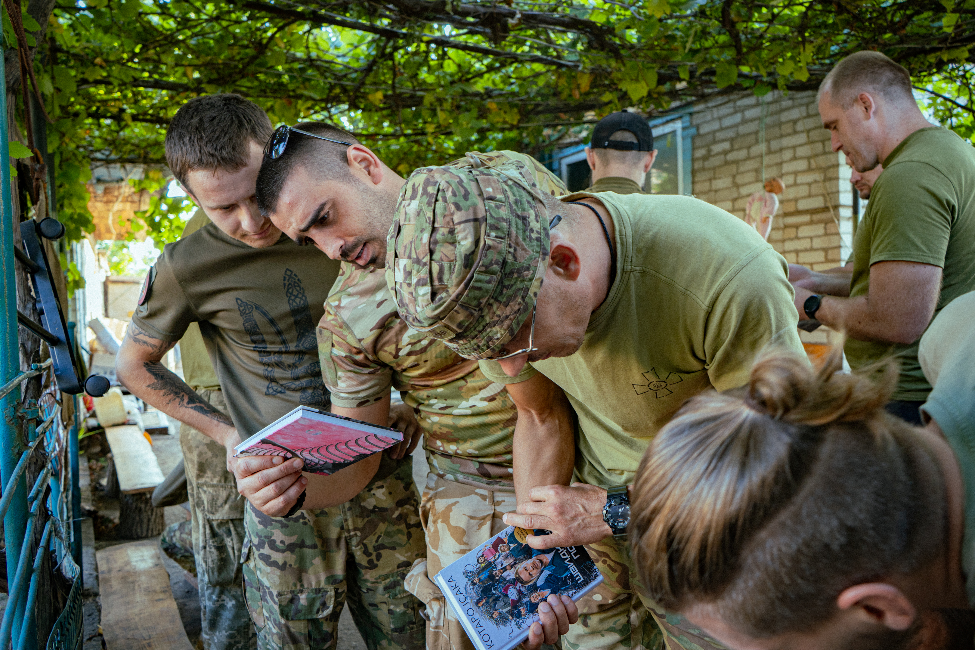 Українці передали військовим понад 50 тис. книг: що читають найчастіше фото 1