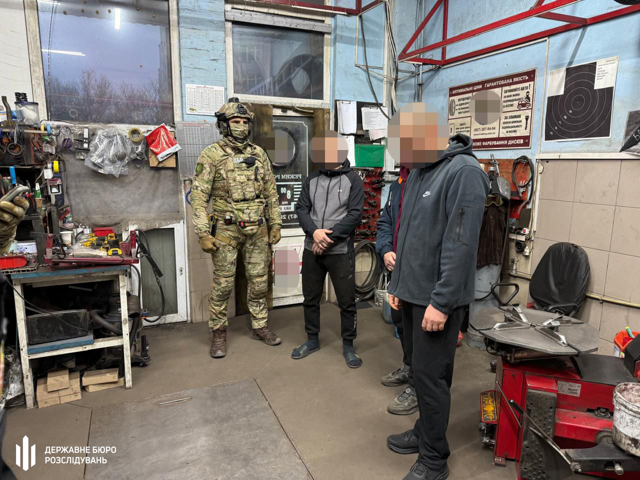 За даними слідства, замість служби в армії чоловіки працювали на СТО