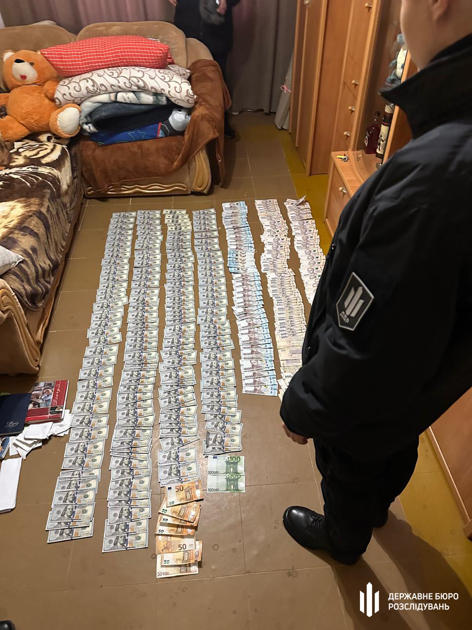 Знайдена готівка та люксові речі під час обшуків