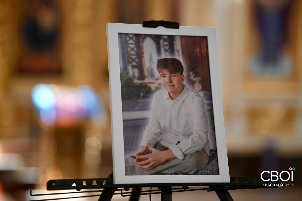 Кривий Ріг прощається з дітьми, яких вбила Росія: фоторепортаж фото 9