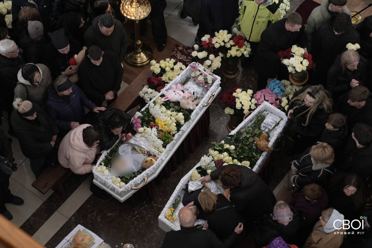 Кривий Ріг прощається з дітьми, яких вбила Росія: фоторепортаж фото 10