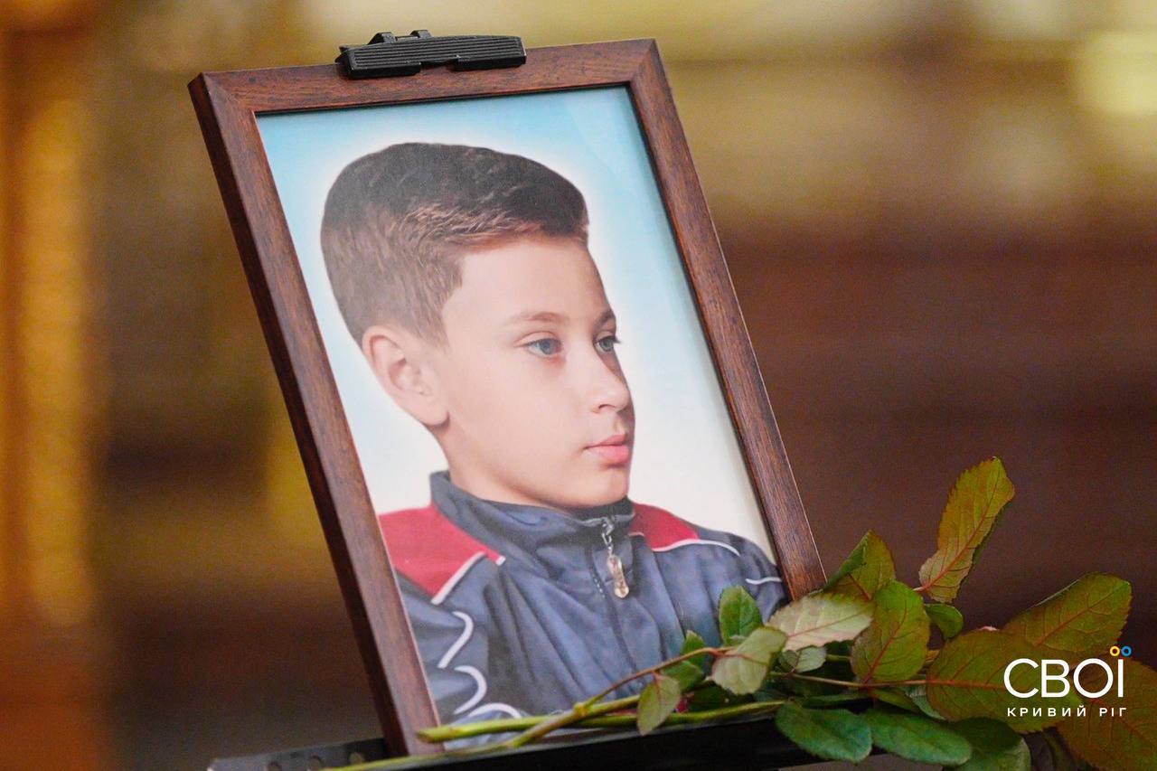 Кривий Ріг прощається з дітьми, яких вбила Росія: фоторепортаж фото 12