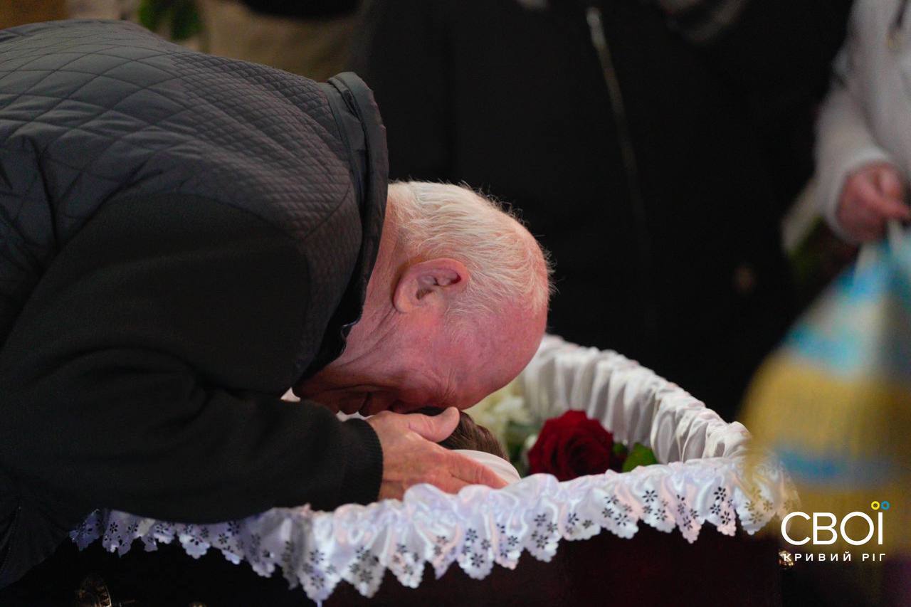 Кривий Ріг прощається з дітьми, яких вбила Росія: фоторепортаж фото 15