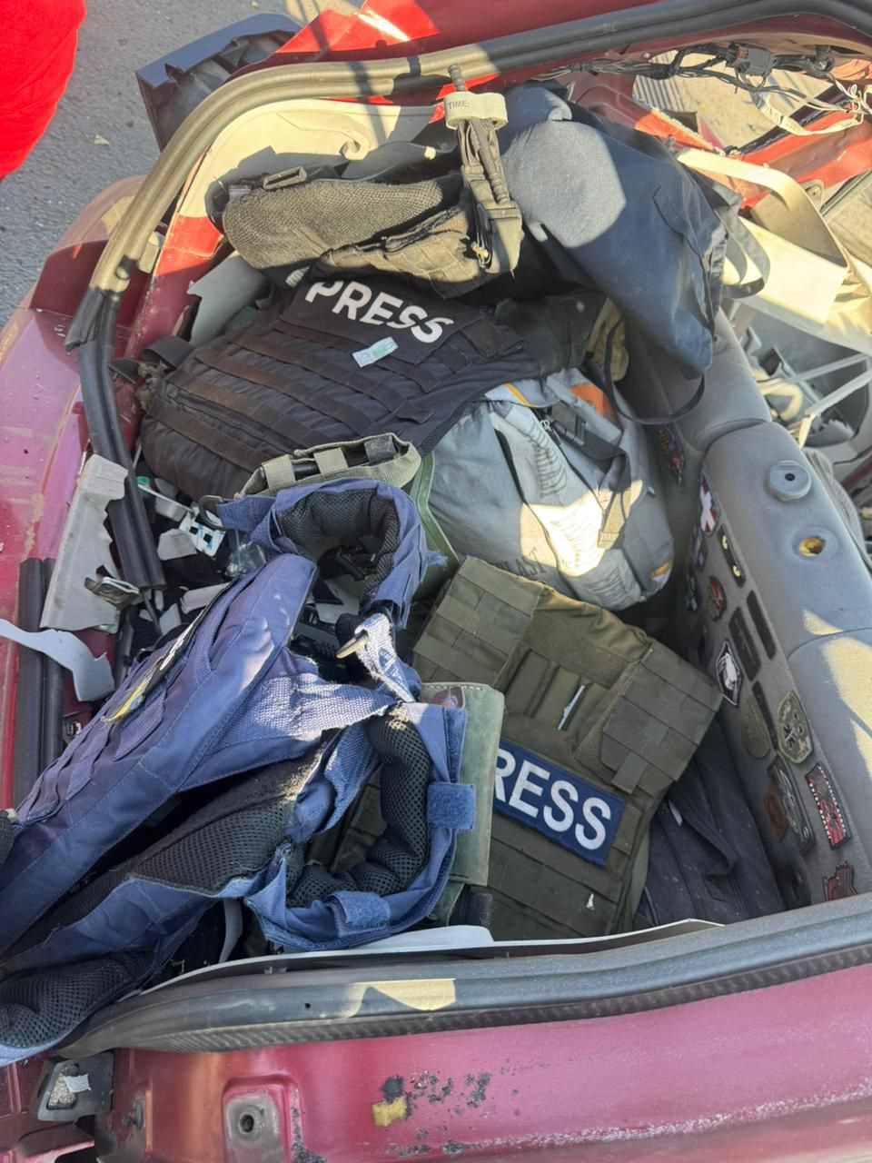 Знищена автівка журналістів