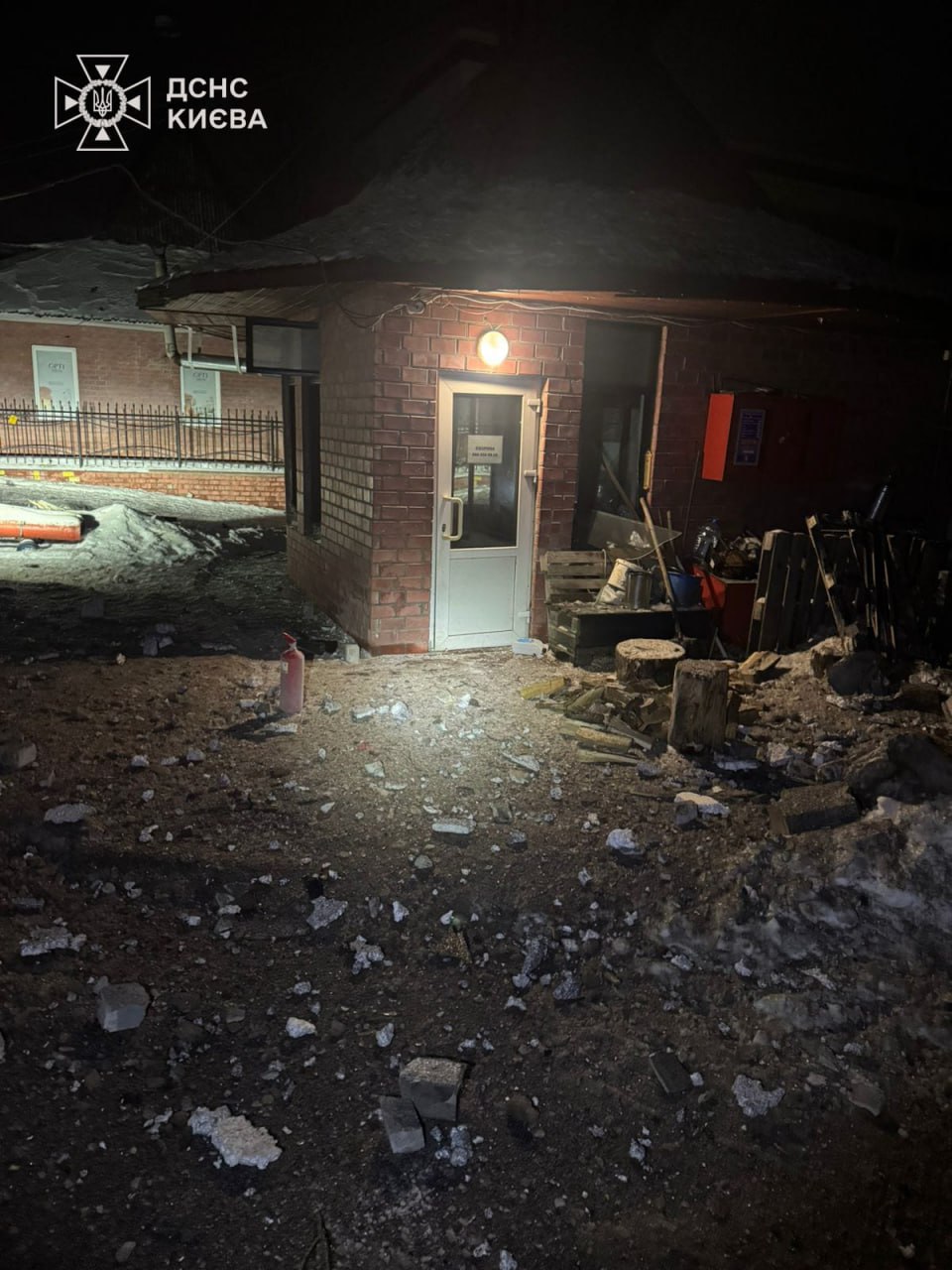 У Голосіївському районі Києва безпілотник пошкодив багатоповерхівку фото 1