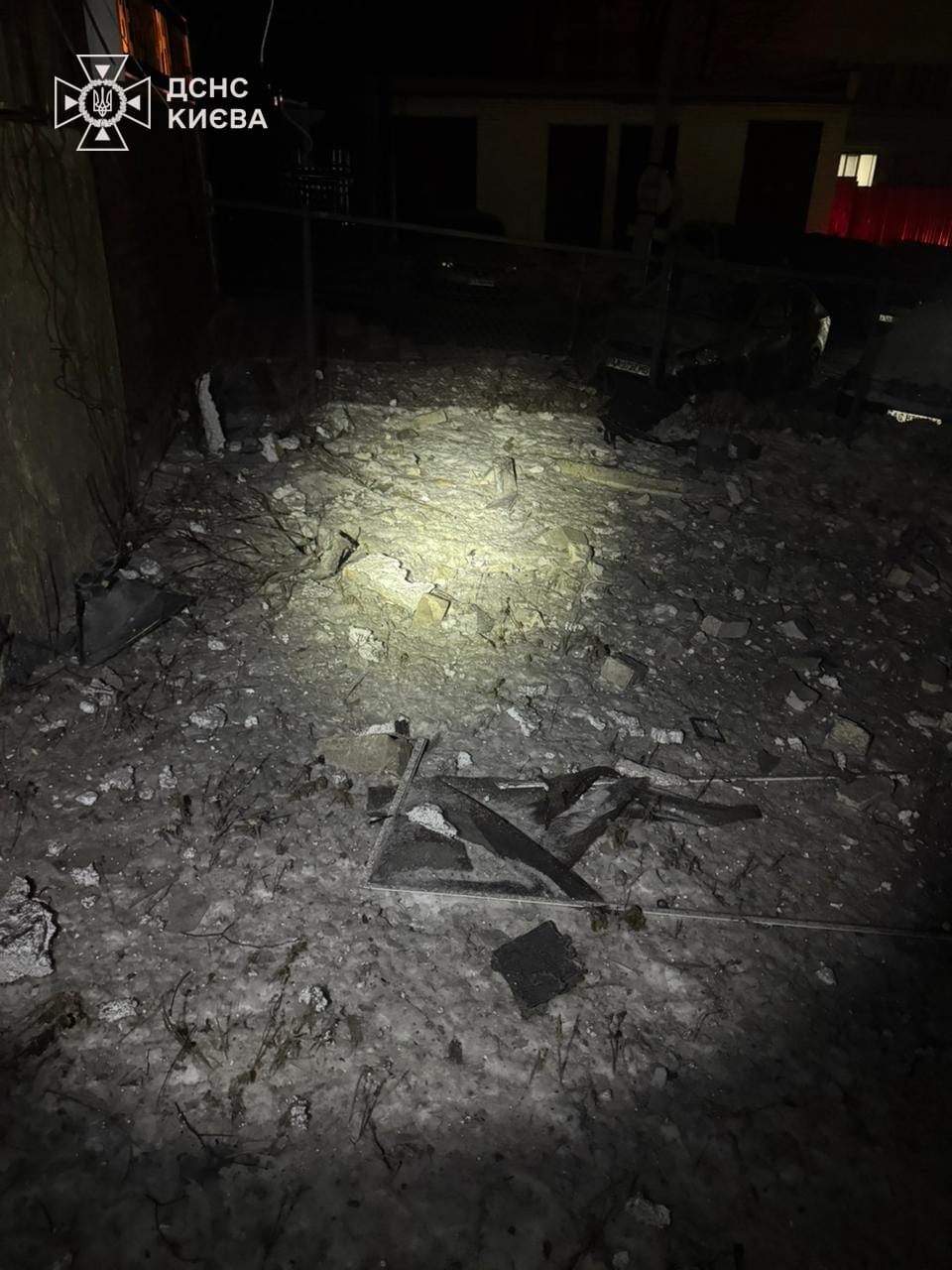 У Голосіївському районі Києва безпілотник пошкодив багатоповерхівку фото 3