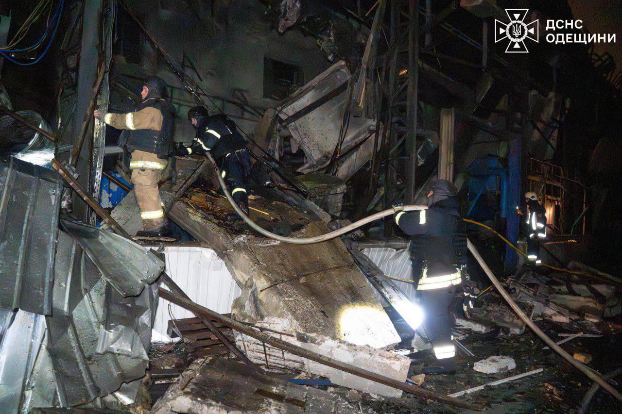 Одеса: на промисловому об’єкті спалахнула пожежа після атаки РФ фото 1