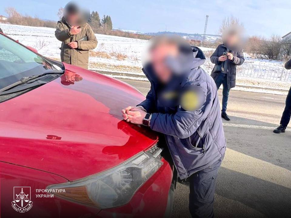 Використовували паспорти померлих. На Львівщині викрито схему втечі чоловіків з України фото 1