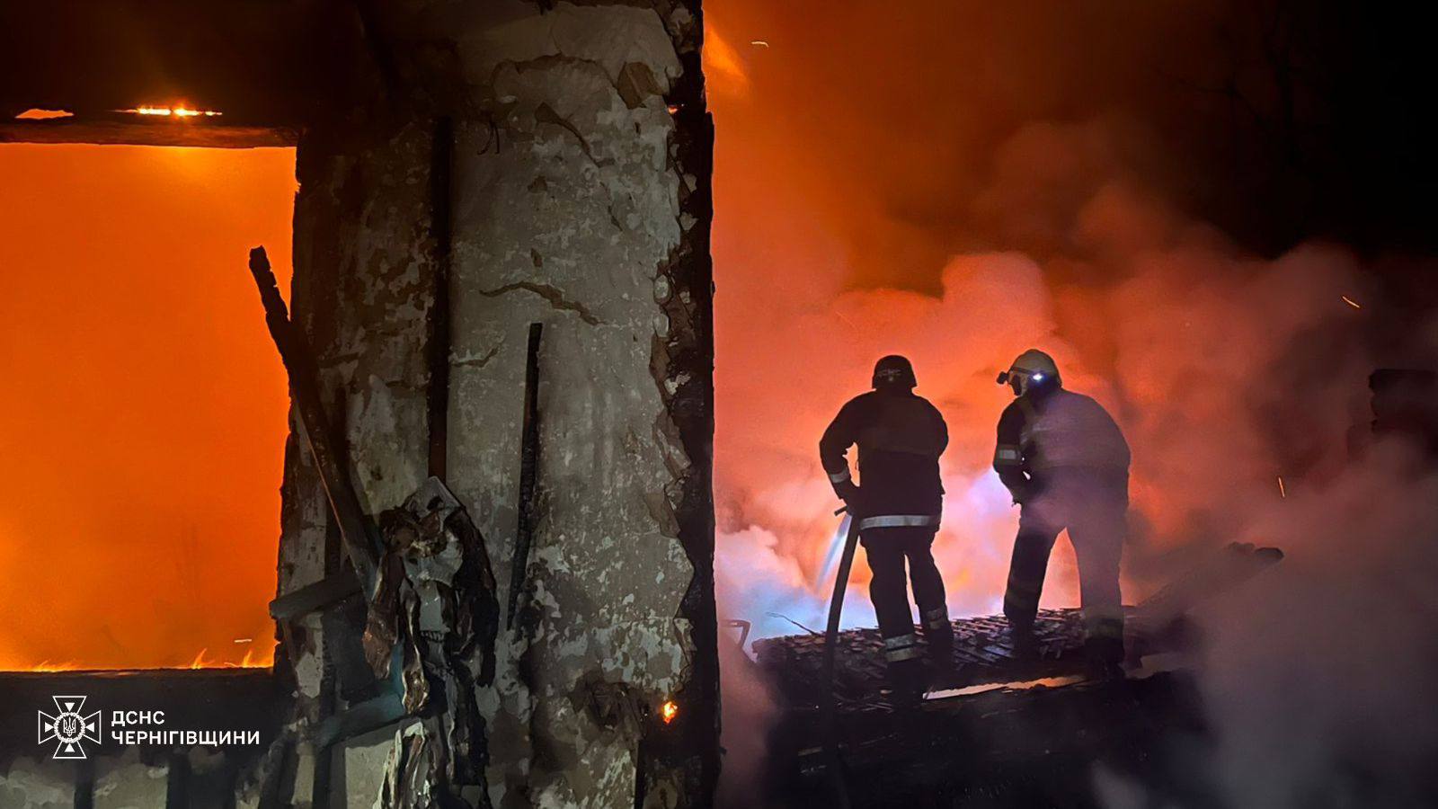 Рятувальники ліквідовують наслідки атаки