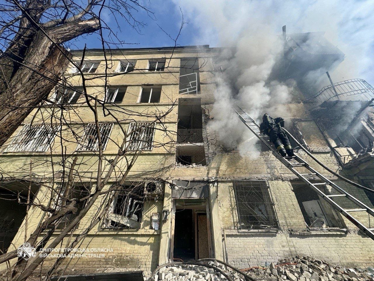 Росія вдарила по багатоповерхівці в Дніпрі фото 2