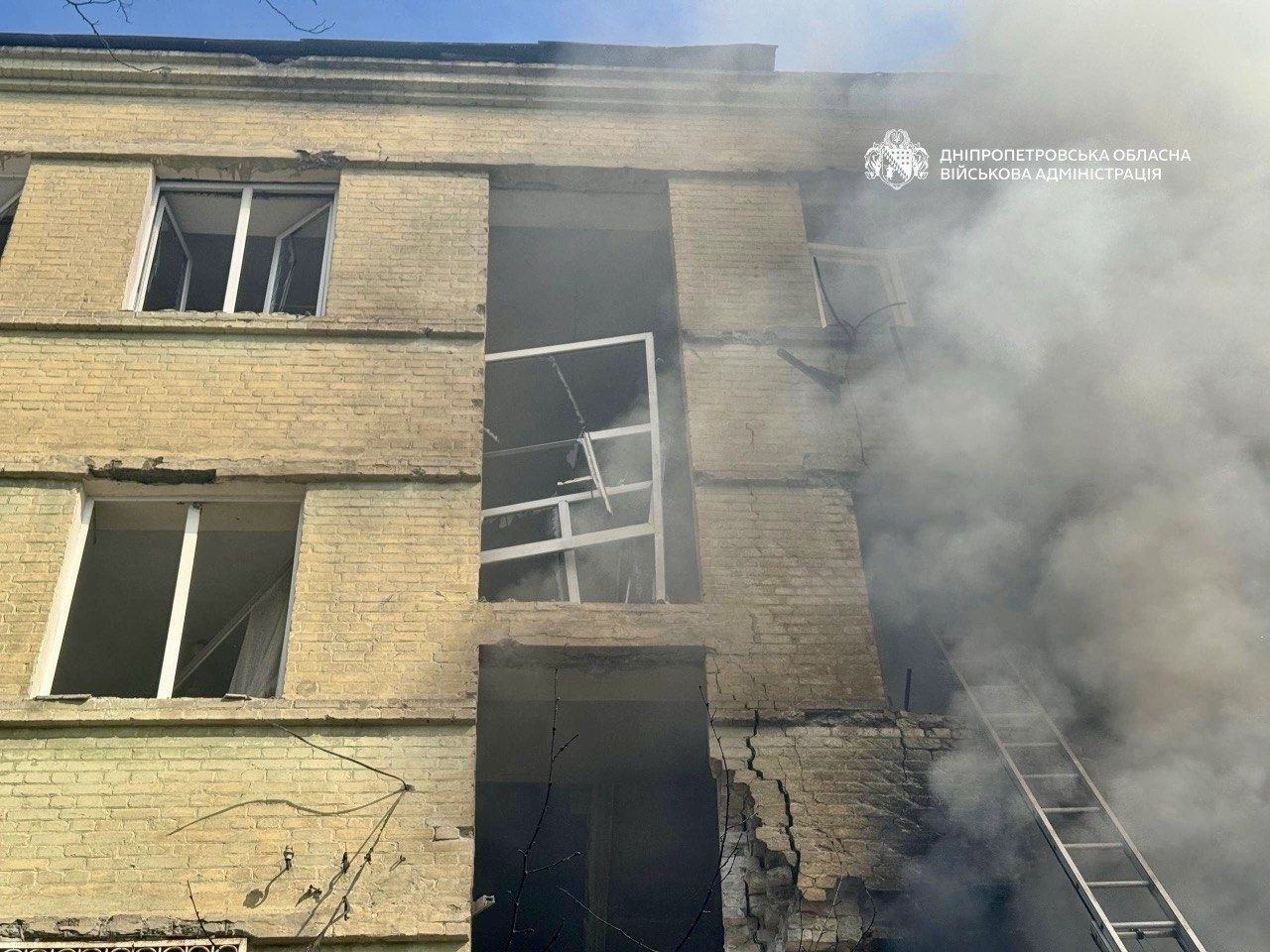 Росія вдарила по багатоповерхівці в Дніпрі фото 3