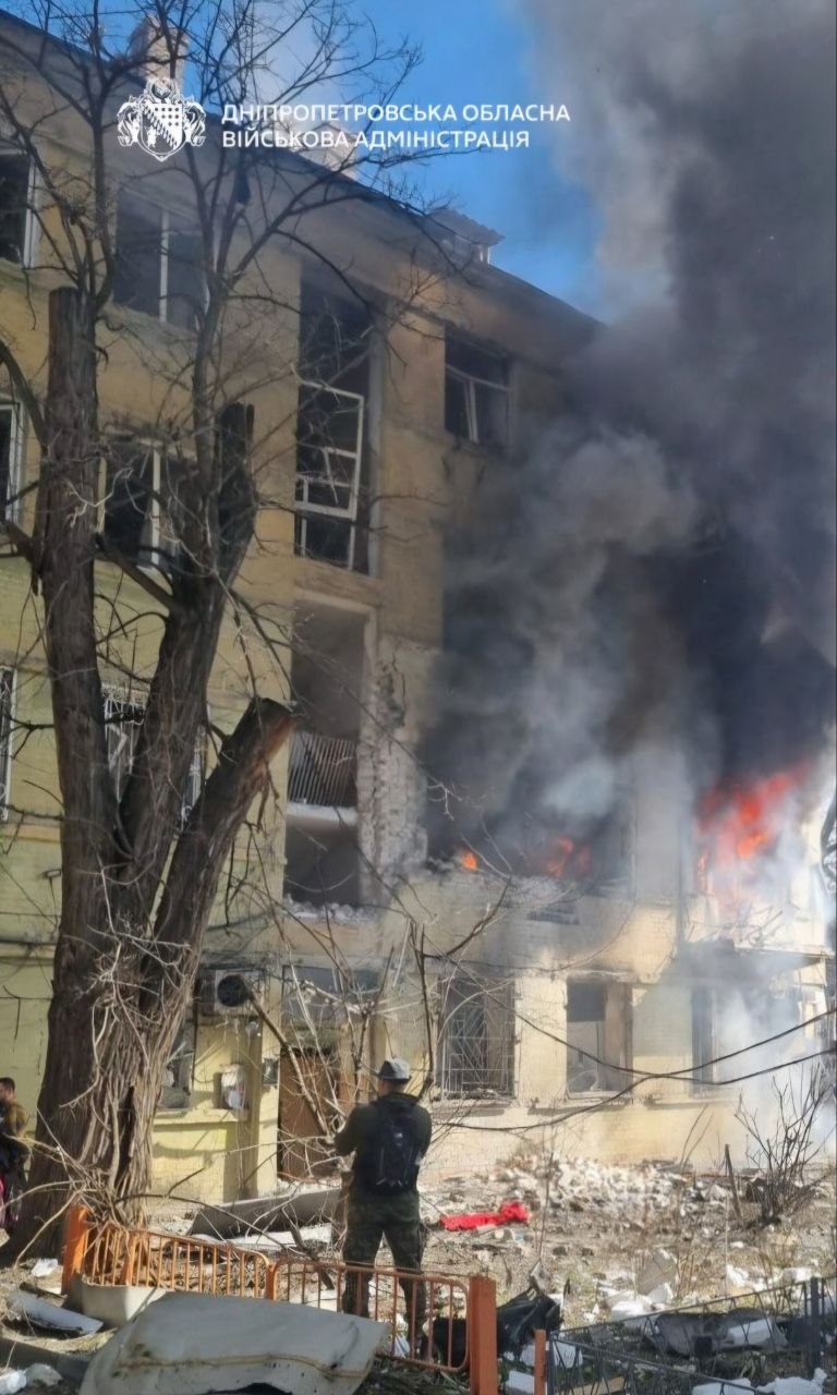 Росія вдарила по багатоповерхівці в Дніпрі фото 1